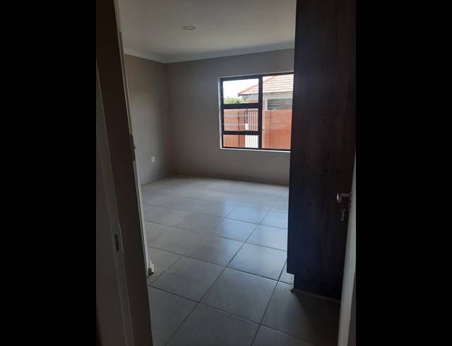 3 BEDROOM TOWNHOUSE TO LET IN LANGENHOVENPARK